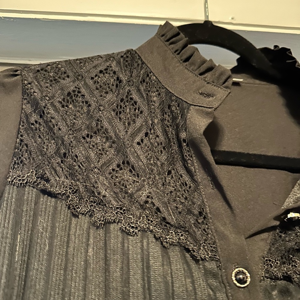 Black Victorian style shirt - Picture 3 of 7